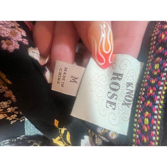 KNOX ROSE SHORT SLEEVE BUTTON UP BLACK WITH ROSE PATTERN WOMENS MEDIUM - Picture 8 of 8